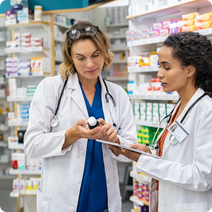 img_two_pharmacists